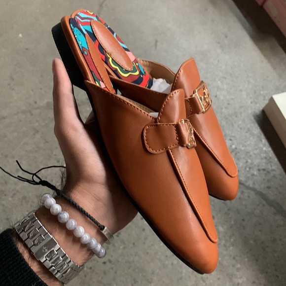 Women’s Gold Buckle Detail Backless Loafer im Brown Faux Leather - Flat Mules - Picture 3 of 7